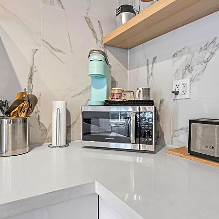 Amazing Fully Renovated Apartment On Queen St. Toronto Ngoại thất bức ảnh