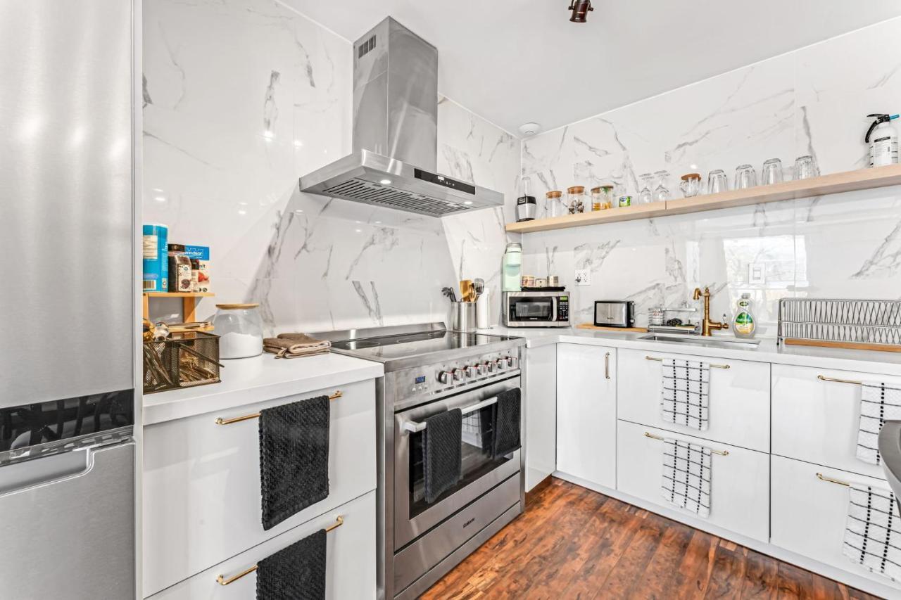Amazing Fully Renovated Apartment On Queen St. Toronto Ngoại thất bức ảnh
